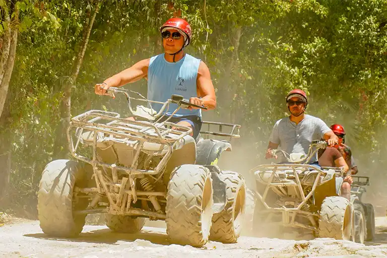 Teilnehmer fährt bei einer Quad-Tour im Rahmen eines Abenteuer-Ausflugs ab Playa del Carmen durch den Dschungel.