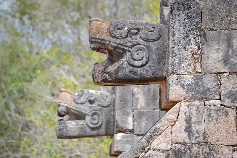 Steinerne Schlangenköpfe als kunstvolle Reliefs der Maya-Kultur in Chichén Itzá