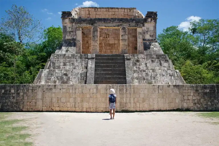 Besucher vor einer Maya-Pyramide in Chichén Itzá