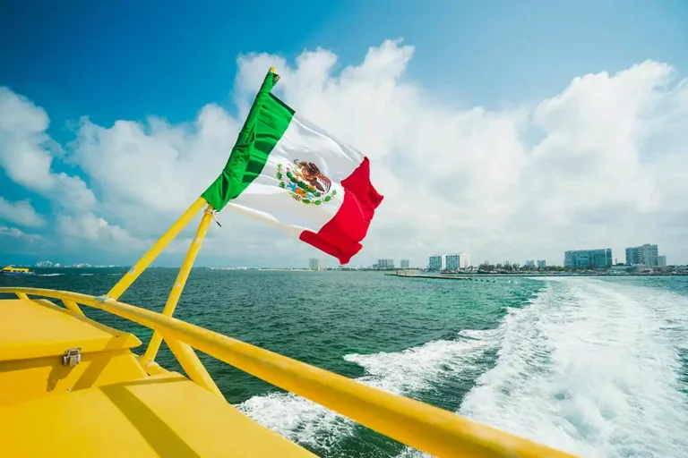 Fähre zwischen Playa del Carmen und Cozumel mit mexikanischer Flagge