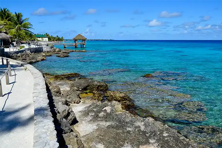 Küstenweg entlang des türkisfarbenen Meeres auf Cozumel