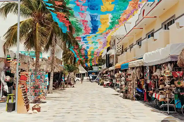 Souvenirläden und Fußgängerzone im Zentrum von Cozumel