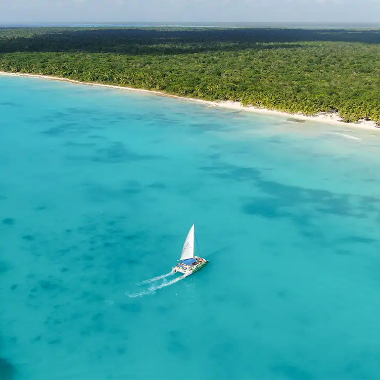 Sailing boat on the turquoise waters of the Mexican coast – personalised travel advice and local experts for Riviera Maya tours
