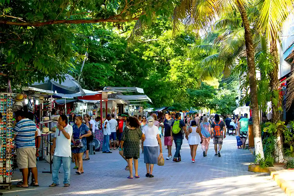 Pedestrian street with shops and market stalls in Playa del Carmen – local experts on the ground every day