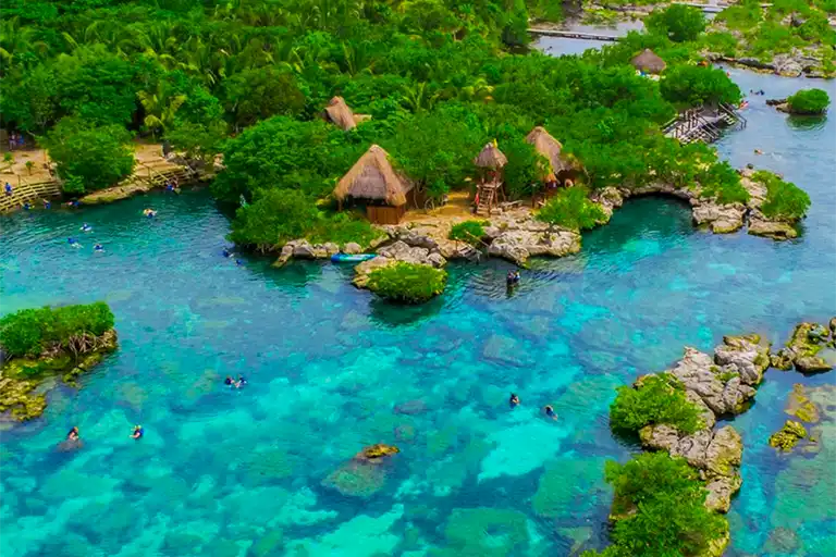 Luftaufnahme der türkisfarbenen Lagune Yal-Kú in Akumal während eines Ausflugs an der Riviera Maya