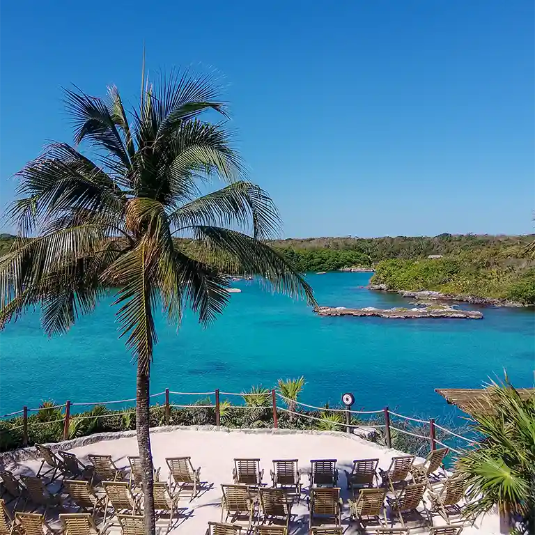 Palmen und türkisfarbenes Wasser im Xel-Há Park – All-Inclusive-Naturpark an der Riviera Maya