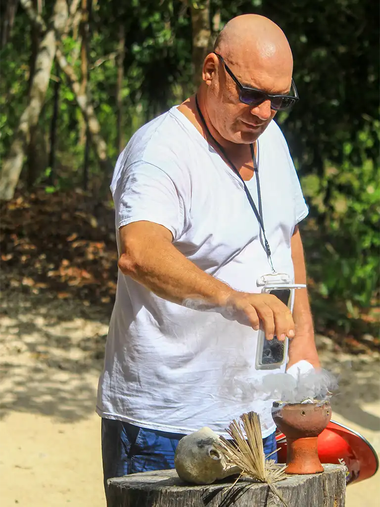 Teilnehmer erlebt eine traditionelle Maya-Zeremonie während eines Abenteuer-Ausflugs in der Riviera Maya.