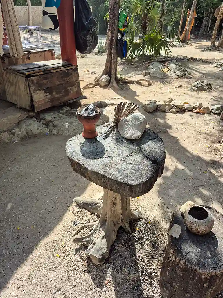 Ritualplatz für eine Maya-Zeremonie mit Räuchergefäß und traditionellen Gegenständen im Dschungel.