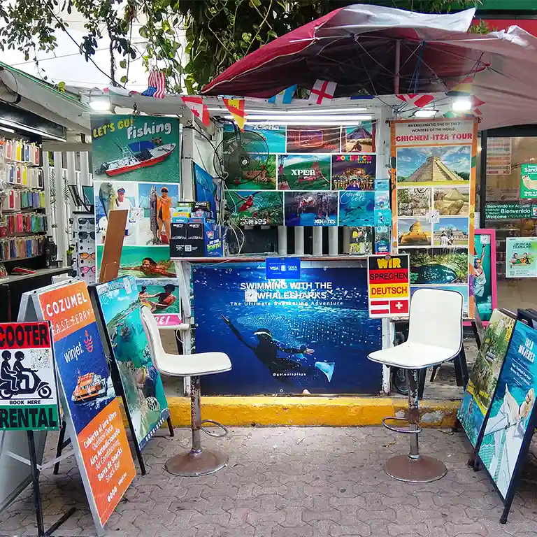 Tour-Stand von Mexitours24 an der 5 Avenida Norte in Playa del Carmen.
