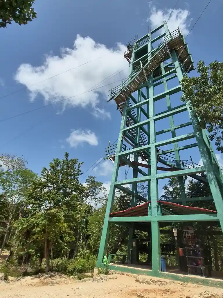 Hoher Zipline-Turm mit mehreren Plattformen im tropischen Dschungel der Riviera Maya.